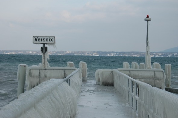 Фоторепортаж, сделанный после шторма на Женевском озере в городке Версуа 